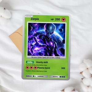 以下が含まれることがあります： Zorpixという名前の緑色のトレーディングカード。200 HPと宇宙にいる灰色のエイリアンのイラストが描かれています。カードにはAbility Gravity shift、Plasma burst 999、およびHT 5,3と135lbsという数値が記載されています。