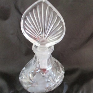 Vintage Cut Glass Perfume Bottle – Elegant Collectible Vanity Decor, Antique Style Fragrance Container, Gift for Her