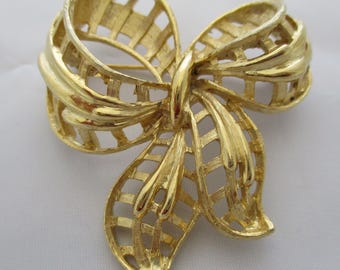 Vintage CORO, Gold Tone Bow Brooch: Elegant Retro Jewelry