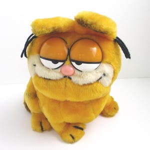 Vintage Garfield Plush 1981 Dakin Large Sitting Stuffed Toy 9 Inch Tall Retro Cat Collectible