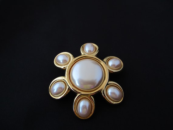 Vintage MONET Gold tone faux pearl Brooch/Pin - image 7
