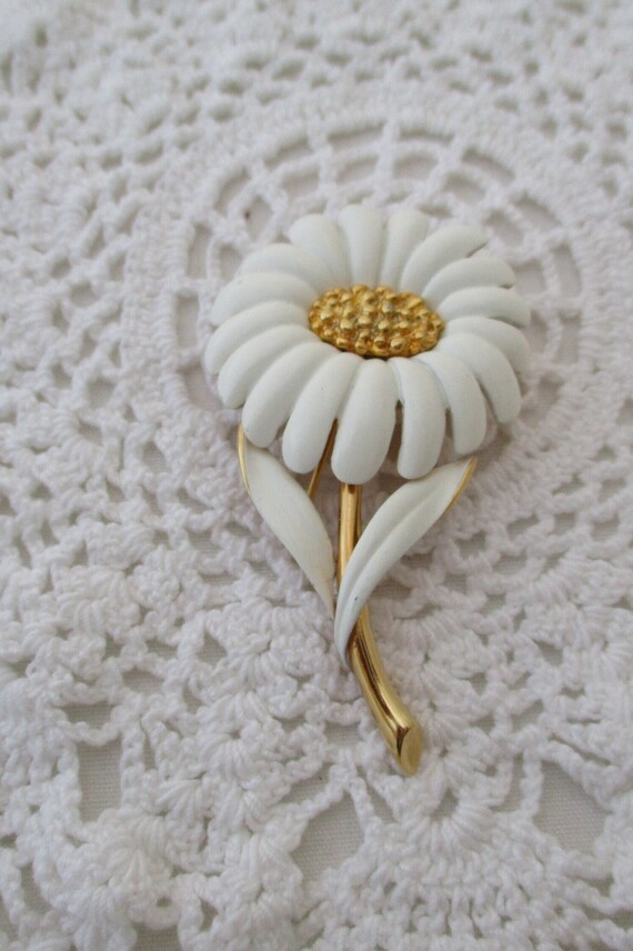 Vintage MONET Daisy Pin Gold tone