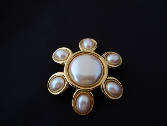 Vintage MONET Gold tone faux pearl Brooch/Pin - image 8