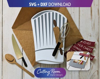 Puede incluir: Un diseño de manualidades en papel que presenta un gorro de chef, un batidor, un rodillo, un cuchillo y una cuchara. El diseño incluye un sobre marrón y pequeñas pancartas rojas con texto. También están presentes las palabras "SVG + DXF DOWNLOAD" y "Cutting Room digital designs".