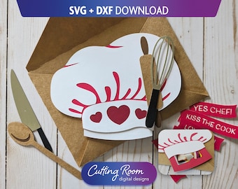 Puede incluir: Un gorro de chef de papel con detalles rojos y formas de corazón, un batidor, un cuchillo y una cuchara están dispuestos sobre un sobre de papel marrón. Las palabras "SVG + DXF DOWNLOAD" están en la parte superior. Cintas rojas con las palabras "YES CHEF!" y "KISS THE COOK".