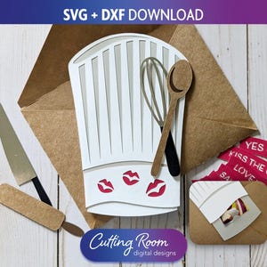 Puede incluir: Un diseño de manualidades en papel con un gorro de chef, un batidor, una cuchara, un cuchillo y un rodillo. El sombrero tiene huellas de labios rojos. Incluye el texto "SVG + DXXF DOWNLOAD", "YES CHEF!", "KISS THE COOK" y "LOVE".