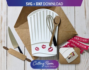 Puede incluir: Un diseño de manualidades en papel con un gorro de chef, un batidor, una cuchara, un cuchillo y un rodillo. El sombrero tiene huellas de labios rojos. Incluye el texto "SVG + DXXF DOWNLOAD", "YES CHEF!", "KISS THE COOK" y "LOVE".