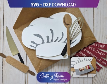 Puede incluir: Un diseño de manualidades en papel con un gorro de chef, un batidor y una cuchara, con un cuchillo y un rodillo. El diseño incluye el texto "SVG + DXF DOWNLOAD" y "Cutting Room digital designs". También hay pequeñas cintas rojas con texto.