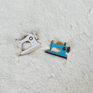 Enamel sewing pin. Sewing machine pin,  sewing machine brooch