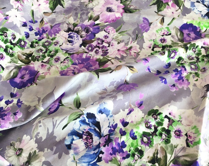 Tricot stof met paarse bloemen