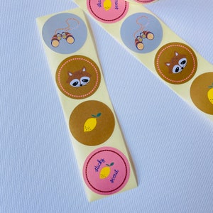 Ronde  stickers met citroenen, wasberen en verrekijkers. Envelop stickers. Ronde stickers, ronde stickertjes. Per 40 stuks.