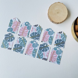 Etiquetas blancas con hojas y lámina dorada. Tarjetas de agradecimiento, etiquetas. 10 piezas