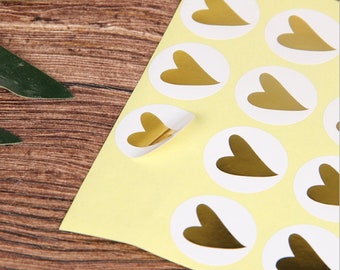Ronde stickers met gouden hartjes. Per 32 stuks.