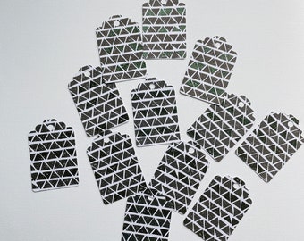 Étiquettes blanches avec triangles noirs. Cartes de remerciement, étiquettes. 12 pièces