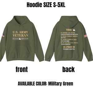 Op de afbeelding: Een groen hoodie met de tekst "U.S. ARMY VETERAN" op de voorkant en "SHE SWORE AN OATH TO DEFEND HER COUNTRY AND CONSTITUTION... IS PROUD TO HAVE SERVED." op de achterkant. Verkrijgbaar in militaire groen.