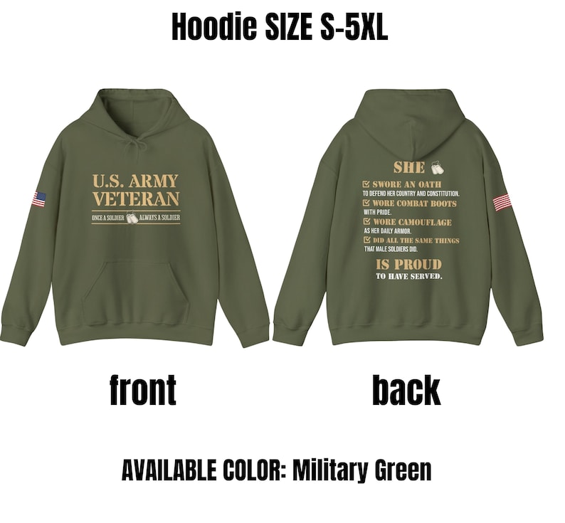Op de afbeelding: Een groen hoodie met de tekst "U.S. ARMY VETERAN" op de voorkant en "SHE SWORE AN OATH TO DEFEND HER COUNTRY AND CONSTITUTION... IS PROUD TO HAVE SERVED." op de achterkant. Verkrijgbaar in militaire groen.