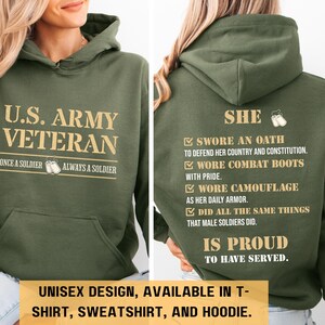 Op de afbeelding: Een groene unisex hoodie met de tekst "U.S. ARMY VETERAN" op de voorkant en "SHE SWORE AN OATH TO DEFEND HER COUNTRY AND CONSTITUTION. WORE COMBAT BOOTS WITH PRIDE. WORE CAMOUFLAGE AS HER DAILY ARMOR. DID ALL THE SAME THINGS THAT MALE SOLDIERS DID. IS PROUD TO HAVE SERVED." op de achterkant. De hoodie is verkrijgbaar in t-shirt, sweatshirt en hoodie.