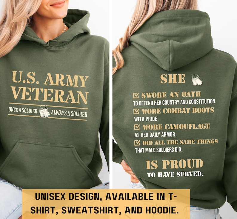 Op de afbeelding: Een groene unisex hoodie met de tekst "U.S. ARMY VETERAN" op de voorkant en "SHE SWORE AN OATH TO DEFEND HER COUNTRY AND CONSTITUTION. WORE COMBAT BOOTS WITH PRIDE. WORE CAMOUFLAGE AS HER DAILY ARMOR. DID ALL THE SAME THINGS THAT MALE SOLDIERS DID. IS PROUD TO HAVE SERVED." op de achterkant. De hoodie is verkrijgbaar in t-shirt, sweatshirt en hoodie.