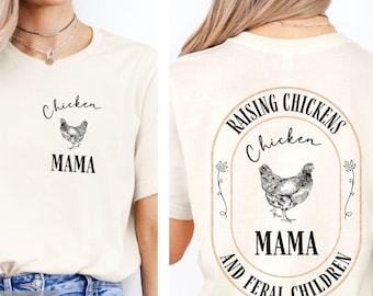 Könnte beinhalten: Ein weißes T-Shirt mit einem schwarzen Aufdruck auf der Vorderseite, der "Chicken Mama" lautet, und einem schwarzen Aufdruck auf der Rückseite, der "Raising Chickens Chicken Mama and Feral Children" in einem goldenen Oval lautet.