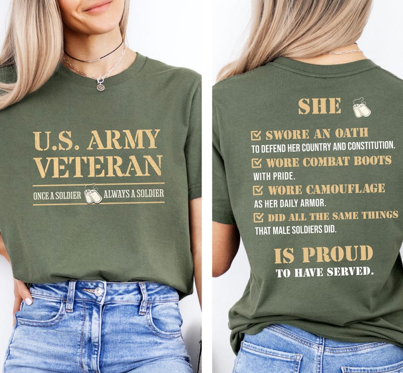 Op de afbeelding: Een groen T-shirt met de tekst "U.S. ARMY VETERAN" op de voorkant en de tekst "SHE SWORE AN OATH TO DEFEND HER COUNTRY AND CONSTITUTION. WORE COMBAT BOOTS WITH PRIDE. WORE CAMOUFLAGE AS HER DAILY ARMOR. DID ALL THE SAME THINGS THAT MALE SOLDIERS DID. IS PROUD TO HAVE SERVED." op de achterkant.