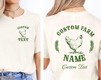 Może przedstawiać: Biały t-shirt z zielonym nadrukiem przedstawiającym kurę i tekstem "CUSTOM FARM NAME Custom Text" na plecach. Przód koszulki ma zielony nadruk przedstawiający kurę i tekst "CUSTOM TEXT".