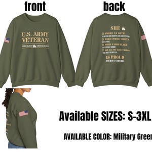 Op de afbeelding: Een militair groen sweatshirt met de tekst "U.S. ARMY VETERAN" op de voorkant en een lijst met redenen waarom een vrouw er trots op is om gediend te hebben op de achterkant. Het sweatshirt heeft een kleine Amerikaanse vlag op de linkermouw.