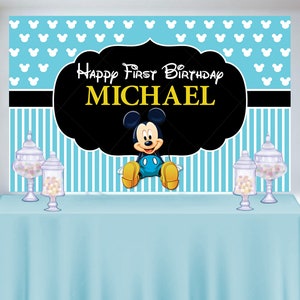 K&ouml;nnte beinhalten: Geburtstags-Hintergrund mit Micky Maus. Der Hintergrund hat einen hellblauen Hintergrund mit wei&szlig;en Micky-Maus-Silhouetten. Der Text "Happy First Birthday MICHAEL" wird auf einem schwarzen, wolkenf&ouml;rmigen Design angezeigt. Eine hellblaue Tischdecke befindet sich im Vordergrund.