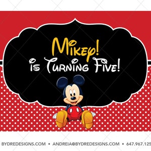 K&ouml;nnte beinhalten: Eine Geburtstagseinladung mit Micky Maus. Das Design umfasst eine schwarze, geschwungene Form mit dem Text "Mikey! is Turning Five!" in Gelb und Wei&szlig;. Micky Maus befindet sich unten, und der Hintergrund ist rot mit wei&szlig;en Punkten.