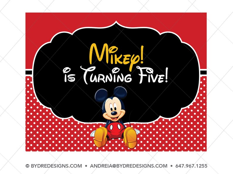 K&ouml;nnte beinhalten: Eine Geburtstagseinladung mit Micky Maus. Das Design umfasst eine schwarze, geschwungene Form mit dem Text "Mikey! is Turning Five!" in Gelb und Wei&szlig;. Micky Maus befindet sich unten, und der Hintergrund ist rot mit wei&szlig;en Punkten.