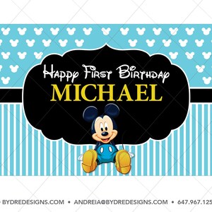 K&ouml;nnte beinhalten: Ein Geburtstagsbanner mit Micky Maus. Das Banner hat einen hellblauen Hintergrund mit wei&szlig;en Micky Maus-Silhouetten und vertikalen Streifen. Der Text "Happy First Birthday MICHAEL" ist in Wei&szlig; und Gelb dargestellt.