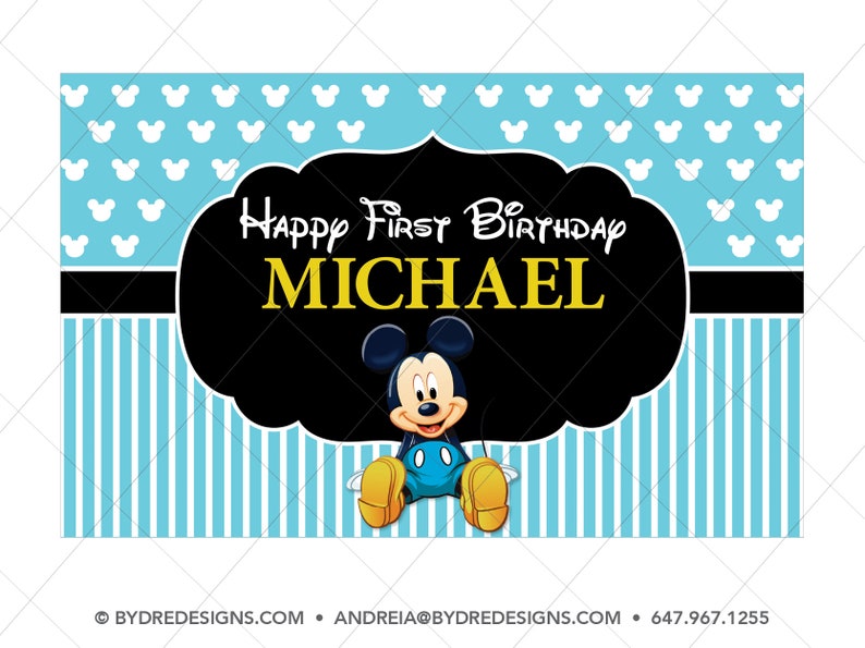 K&ouml;nnte beinhalten: Ein Geburtstagsbanner mit Micky Maus. Das Banner hat einen hellblauen Hintergrund mit wei&szlig;en Micky Maus-Silhouetten und vertikalen Streifen. Der Text "Happy First Birthday MICHAEL" ist in Wei&szlig; und Gelb dargestellt.