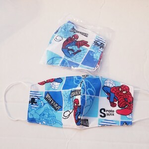 2 x Handmade benutzerdefinierte Junge Mädchen Kind Teenager Kind Maske Gesichtsbedeckung Masken Superheld Spiderman Universum Spinne Vers Netz KUNST Cartoon Toon Geschenk