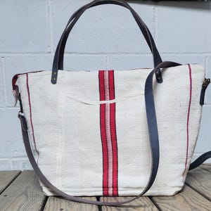 Bolsa de viaje vintage reciclada, hecha de saco de grano reciclado, para llevar en la noche o en el equipaje de mano.