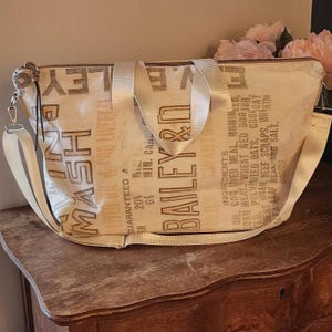Bolsa de viaje vintage reciclada hecha de saco de cereales, bolso de mano, bolso grande para gimnasio