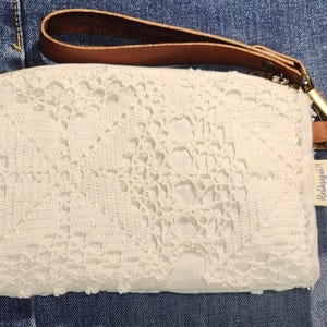 Cartera de mano vintage reciclada con cierre de cremallera y diseño doilie