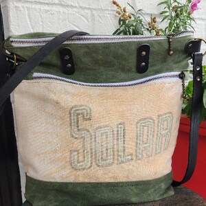 Bolso bandolera reciclado vintage de saco de forraje, bolso bandolera verde, saco de grano, saco de forraje, detalles de cuero de granja