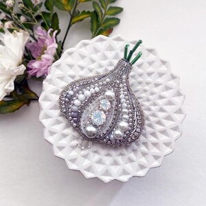 Elegante Knoblauchbrosche – einzigartiges Accessoire für Liebhaber des natürlichen Stils. Ein perfektes Geschenk für Feinschmecker, Köche und alle, die gerne kochen.