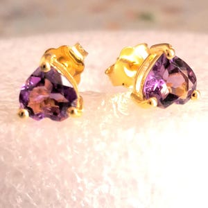 Lila Amethyst Herz Ohrstecker, Gelbgold über Sterling Silber, Freundin Geschenk, Jahrestag Geschenk, Geburtstagsgeschenk, Valentine