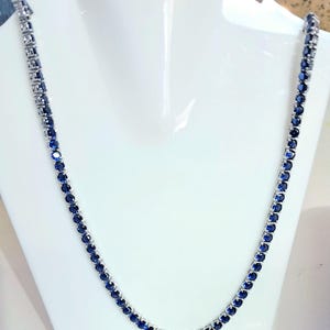 Colar de tênis com safira azul: Platina sobre prata de lei
