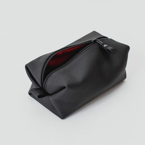 Leather makeup bag Minimalist toiletry bag Travel case Zipper cosmetic pouch Genuine leather make up organizer