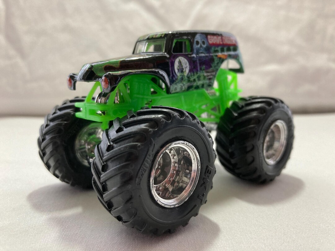 Hot Wheels Monster Jam Grave Digger Monster Truck (chrome Rims) - 1:64 ...