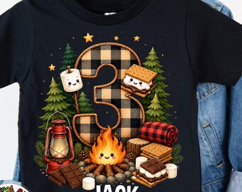 Camiseta de cumpleaños de camping con nombre y número personalizados, camiseta de cumpleaños para niños con diseño de smores, camiseta personalizada para fiesta de fogata, camiseta de cumpleaños personalizada para niños pequeños.