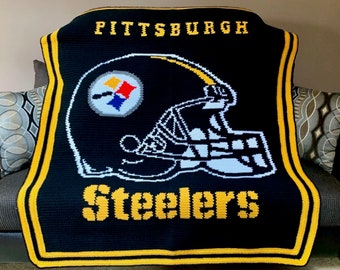 Könnte beinhalten: Eine schwarze und gelbe gehäkelte Decke mit dem Logo der Pittsburgh Steelers. Das Logo zeigt einen Footballhelm in den Farben des Teams mit den Worten "Pittsburgh Steelers".