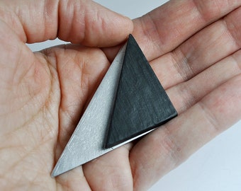 Broche triangulaire en ardoise et aluminium, bijou artisanal et alternatif, broche moderne et minimale avec pierre noire, cadeau pour elle