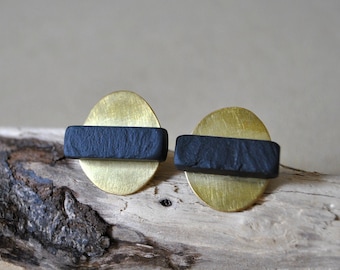 Gold und schwarz handgefertigte runde Ohrstecker, moderne minimalistische Ohrringe aus Messing und Naturstein, Geschenk für sie