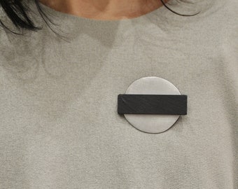 Broche ronde artisanale argentée et noire, broche géométrique moderne et minimaliste en aluminium et pierre, cadeau bijou élégant pour femme