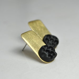 Orecchini rettangolari in ottone e ardesia, orecchini a bottone moderni e minimal color oro e nero, orecchini contemporanei, festa della mamma