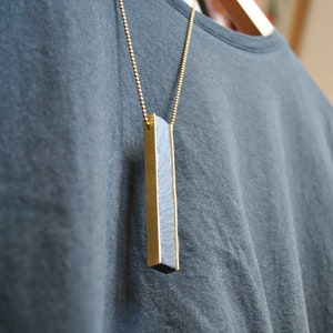 Long linear pendant necklace in slate and brass, statement necklace, geometric pendulum necklace, modern and minimalist design, woman gift