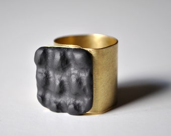 Skulpturring aus Schiefer und Messing, zeitgenössischer und moderner Ring aus geschnitztem schwarzem Stein, Skulptur zum Tragen, Geschenk für Sie