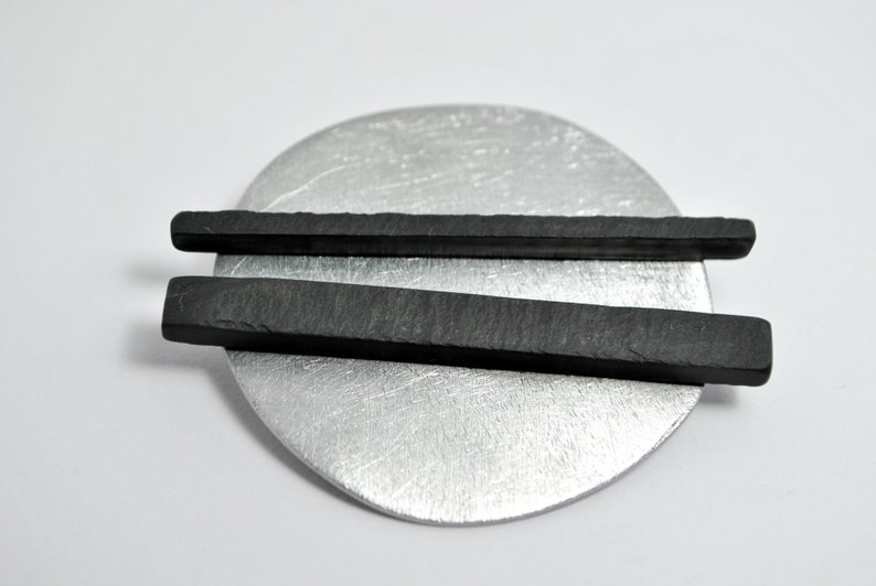 Silberne und schwarze moderne geometrische Brosche runde handgefertigte Brosche minimalistische Brosche aus Aluminium und Stein moderne Anstecknadel Bild 3